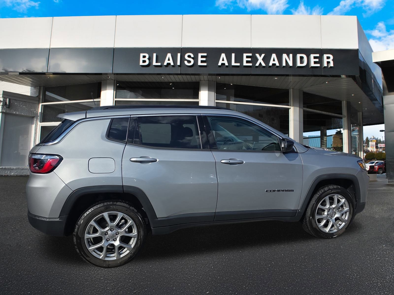 Used 2022 Jeep Compass Latitude image 4