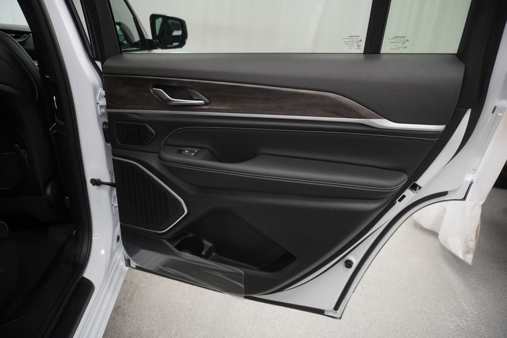 New 2026 Jeep Grand Cherokee L Limited AWD/4WD image 32