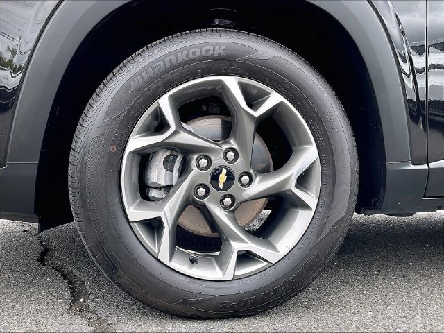 Used 2025 Chevrolet Trax LT w/ Sunroof Package FWD image 11