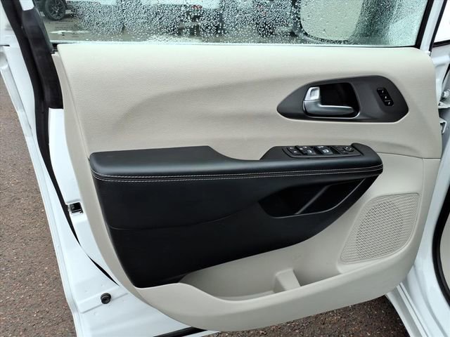 Used 2023 Chrysler Pacifica Touring-L FWD image 10