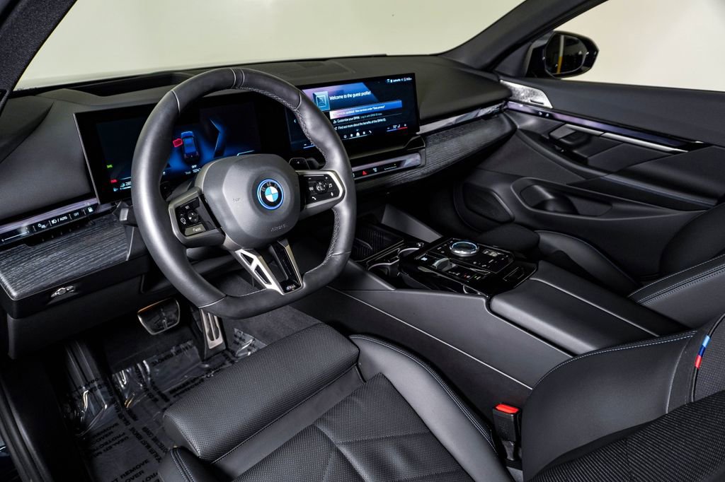 Used 2025 BMW 550e xDrive w/ Premium Package AWD/4WD image 19