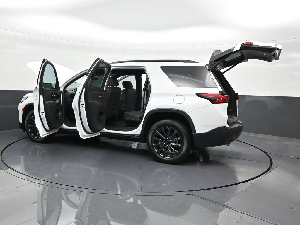 Used 2023 Chevrolet Traverse RS FWD image 40