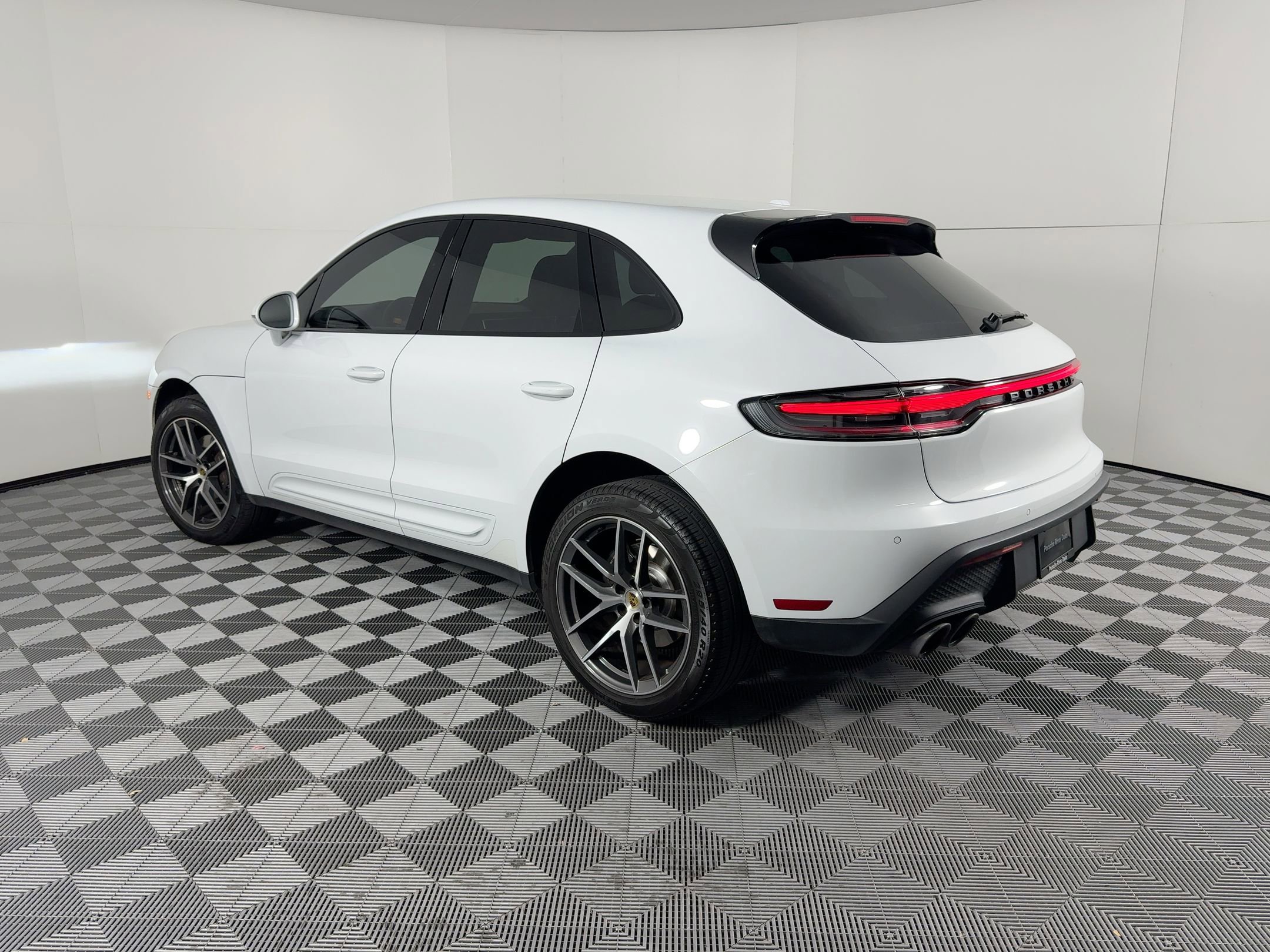 Certified 2022 Porsche Macan AWD/4WD image 3