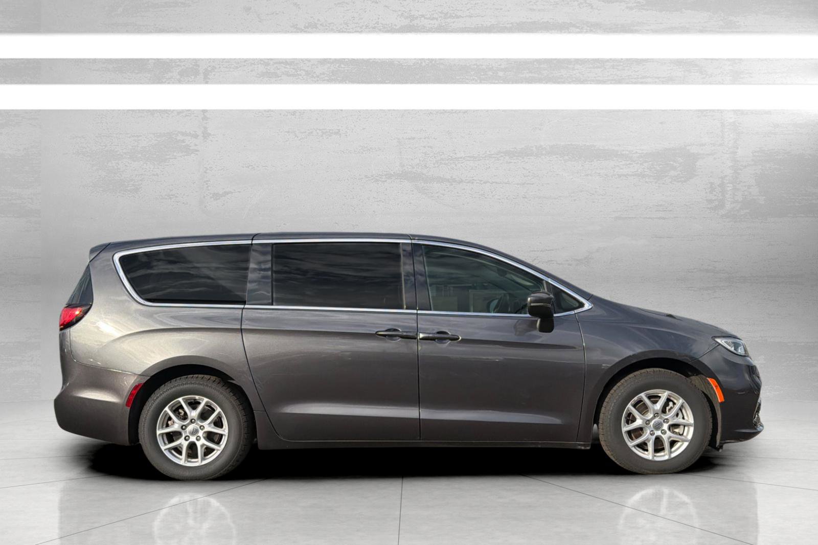 Used 2023 Chrysler Pacifica Touring-L image 4