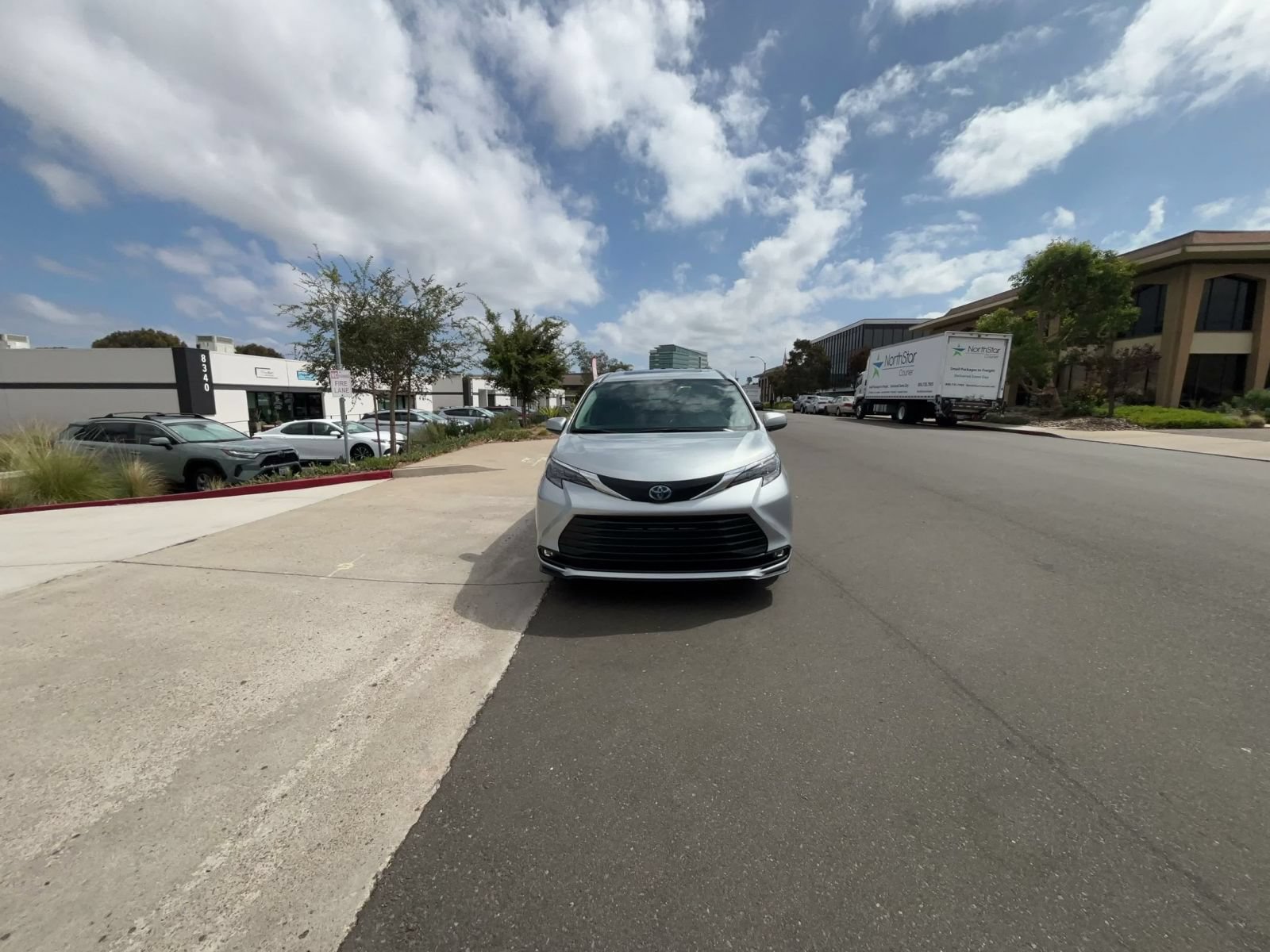 Used 2025 Toyota Sienna XLE FWD image 4