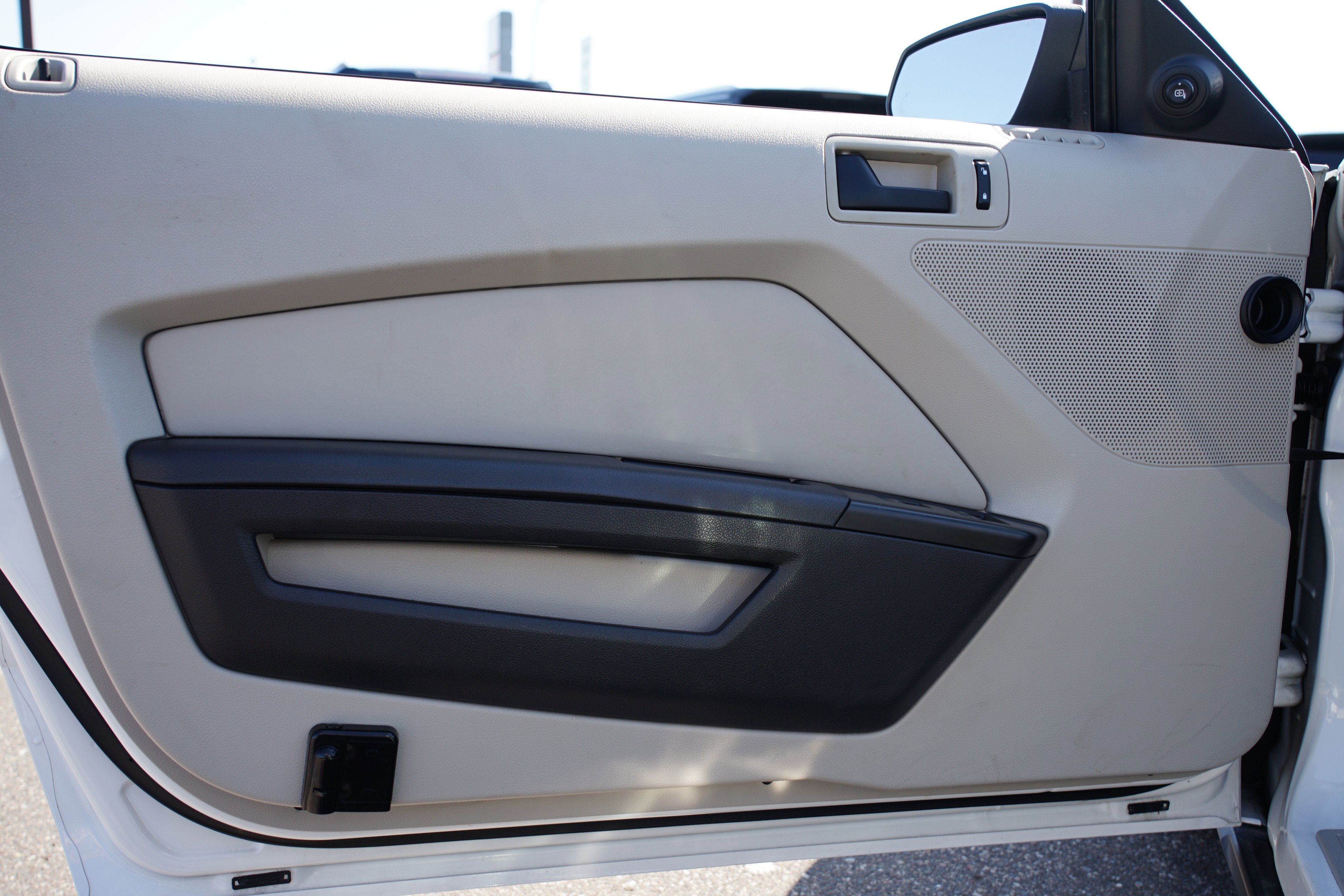 Used 2010 Ford Mustang Convertible image 14