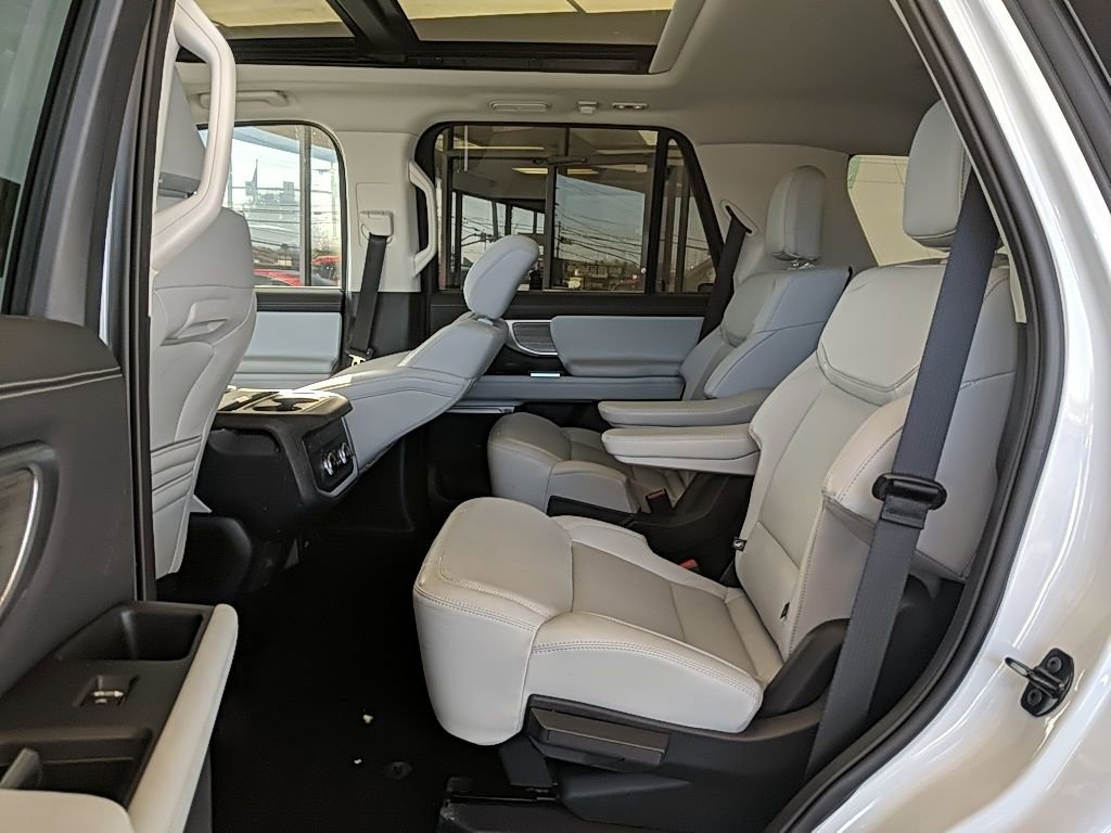 Used 2025 Ford Expedition Platinum image 15