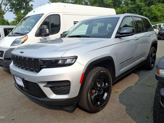 Used 2023 Jeep Grand Cherokee Altitude AWD/4WD image 5