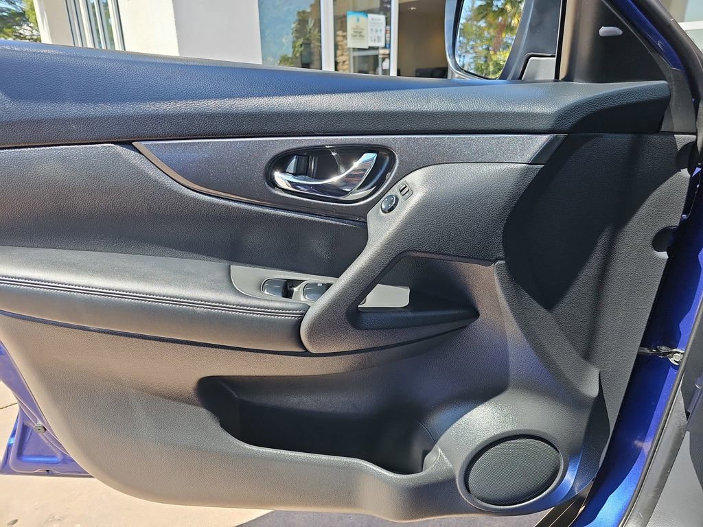 Used 2017 Nissan Rogue SV w/ SV Premium Package FWD image 27