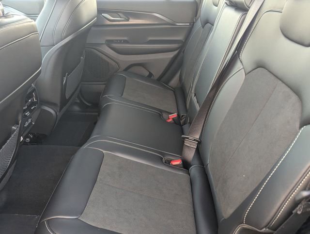 New 2025 Jeep Grand Cherokee Laredo image 16