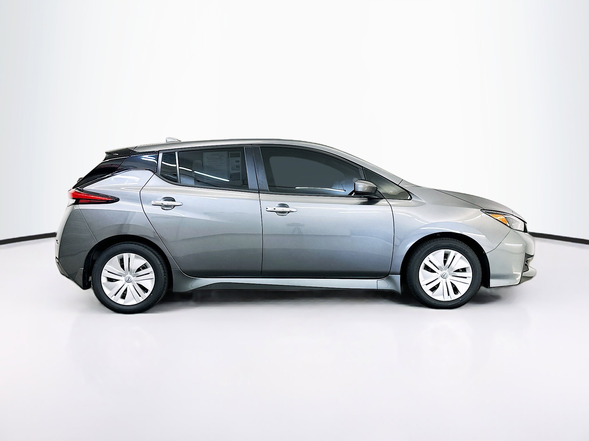 Used 2025 Nissan Leaf S image 10