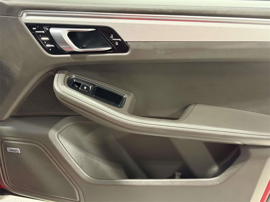 Used 2025 Porsche Macan image 9