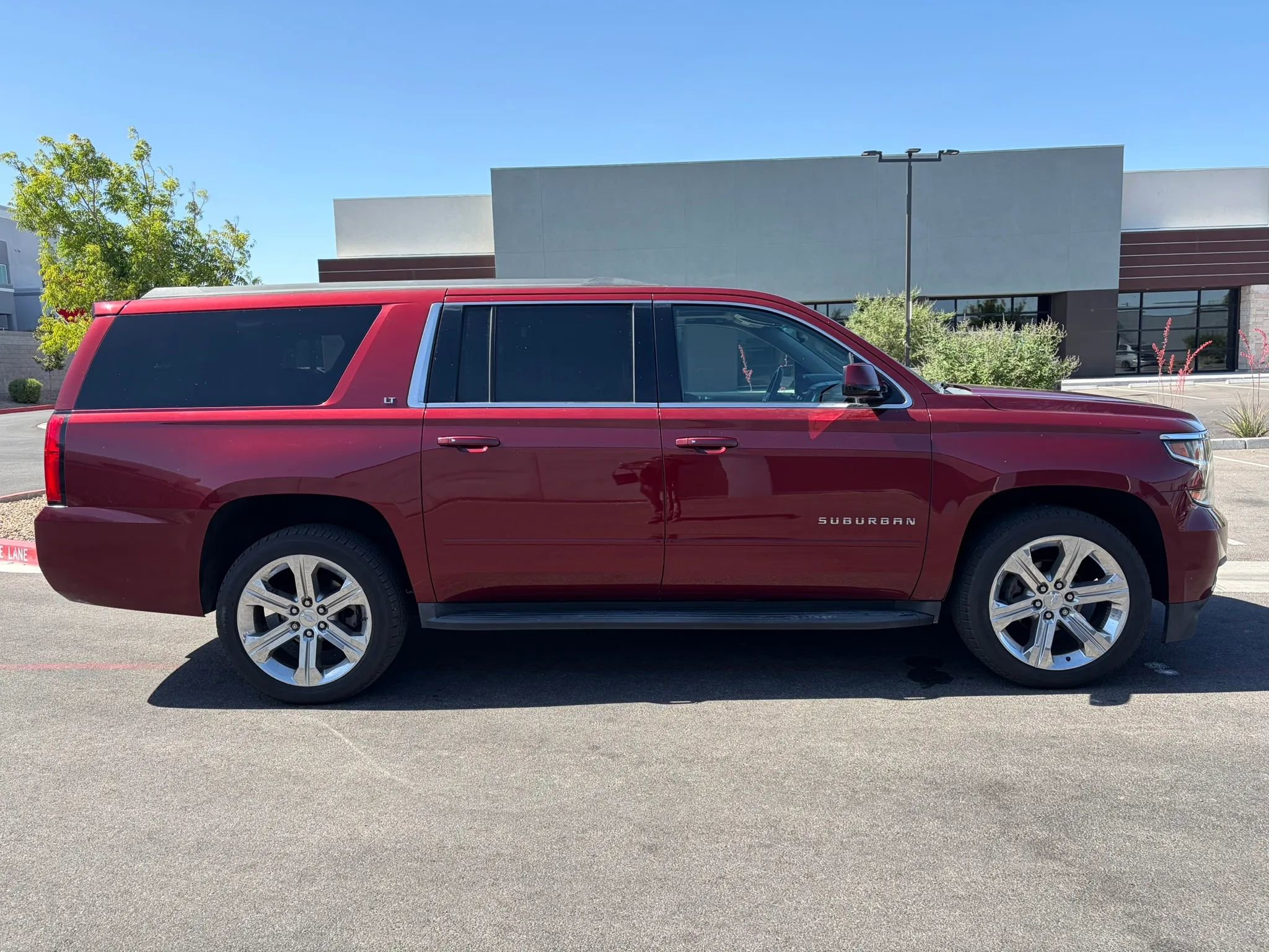 Used 2017 Chevrolet Suburban LT RWD image 3