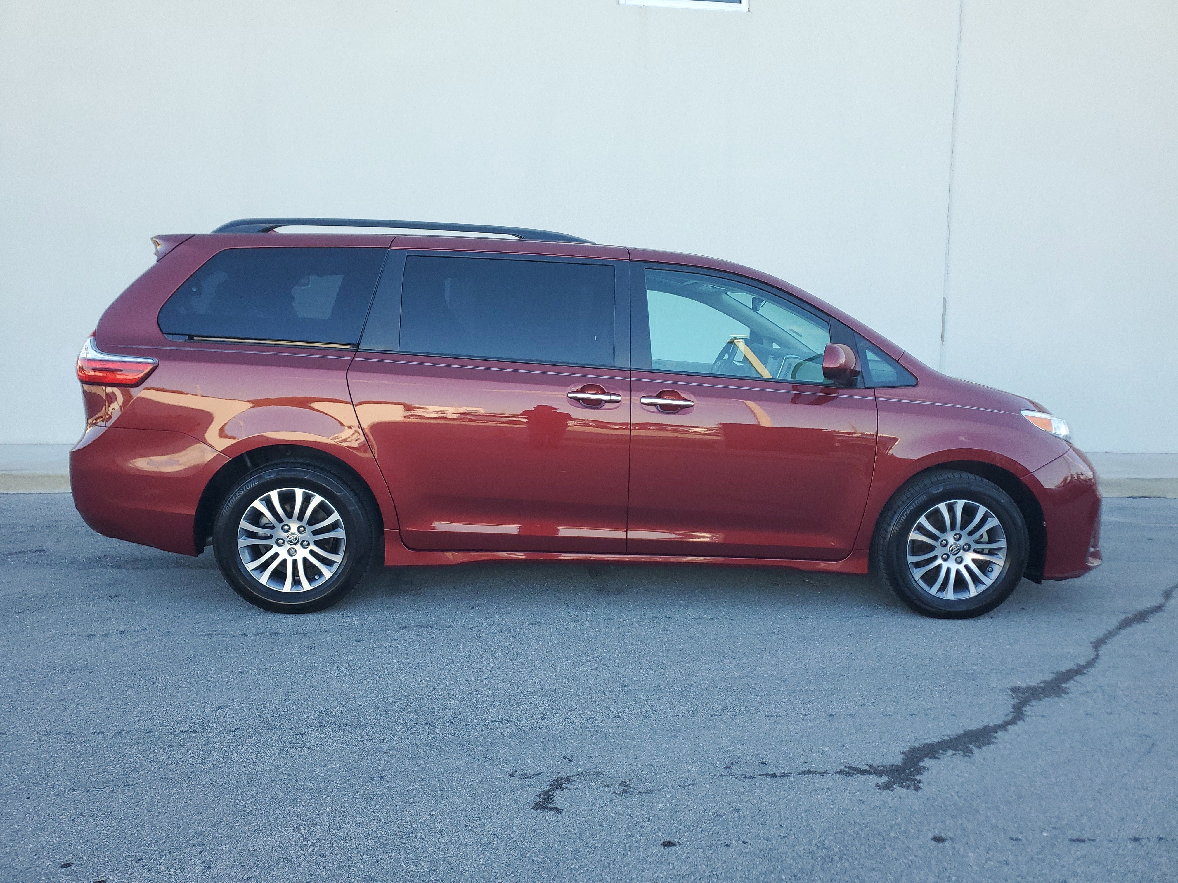 Used 2020 Toyota Sienna XLE image 4