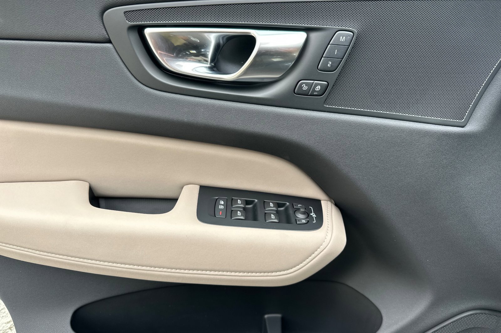 New 2026 Volvo XC60 T8 Plus w/ Climate Package image 9