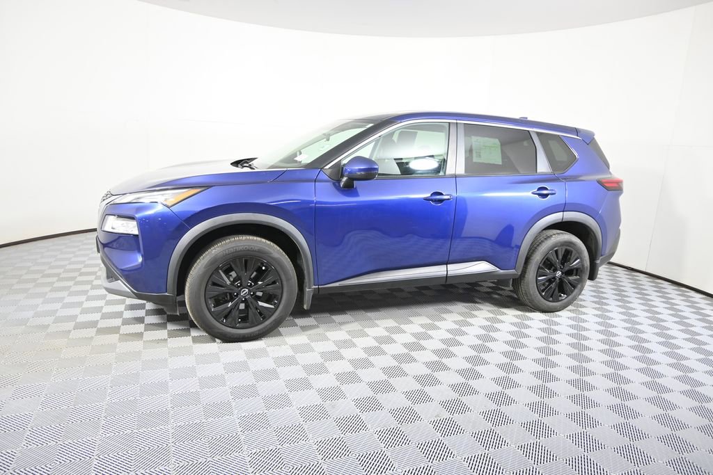 Used 2022 Nissan Rogue SV image 2