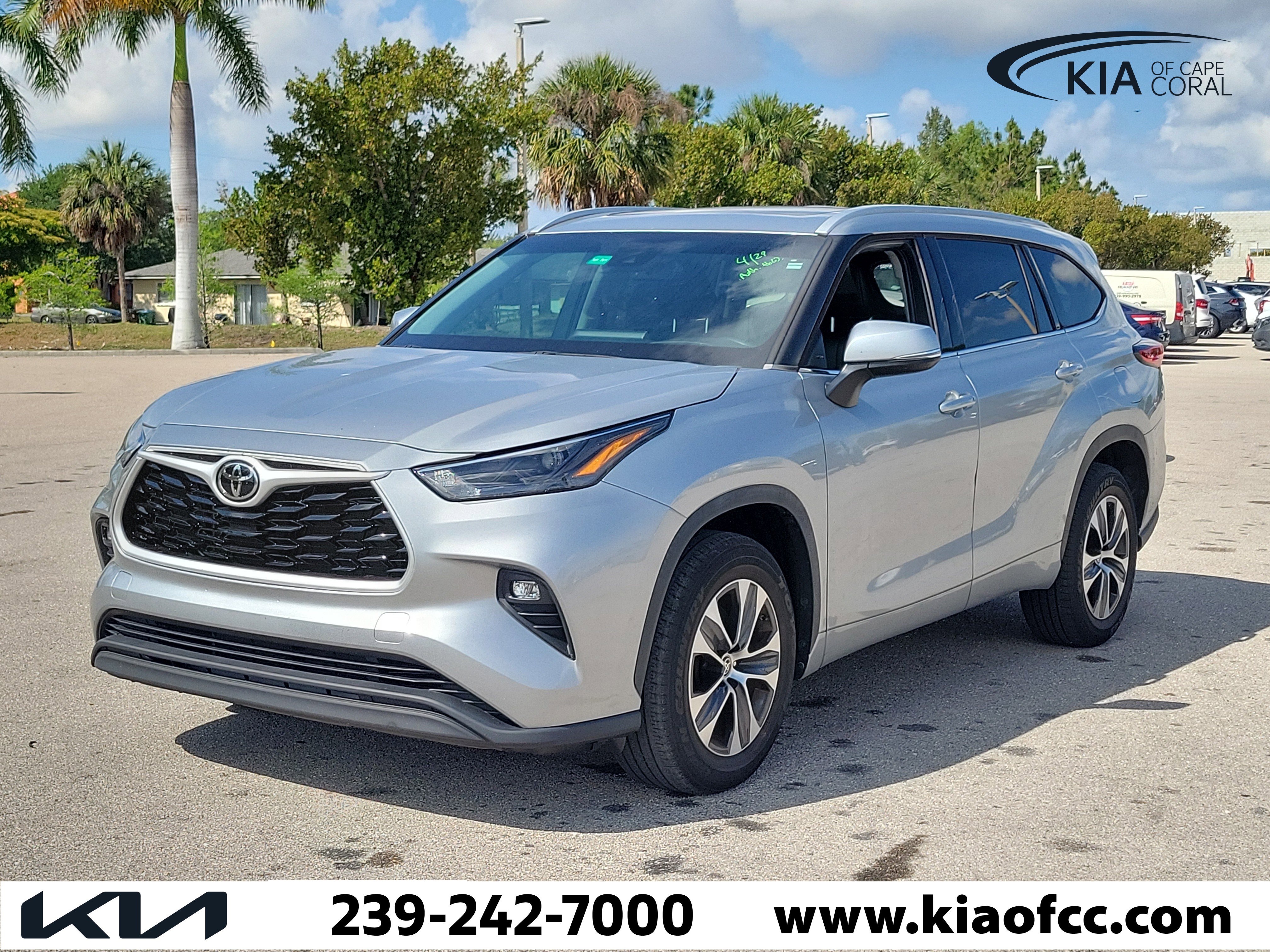 Used 2022 Toyota Highlander XLE FWD image 3