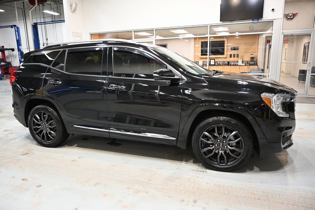 Used 2022 GMC Terrain Denali w/ Black Diamond Edition image 4