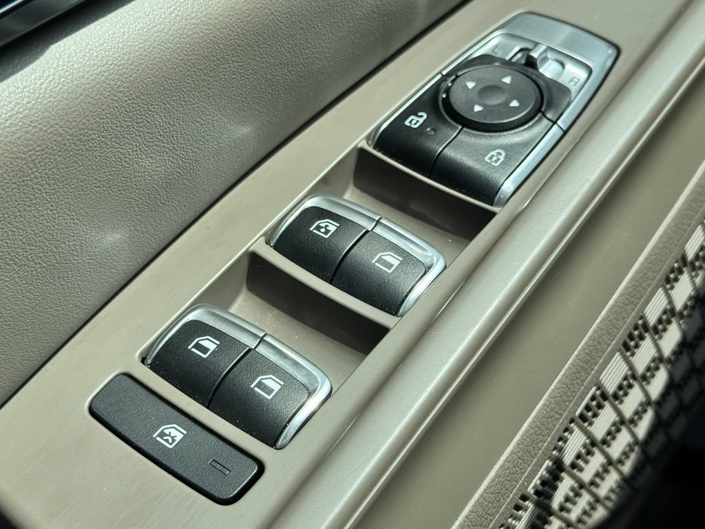Used 2025 Kia Carnival FWD image 29