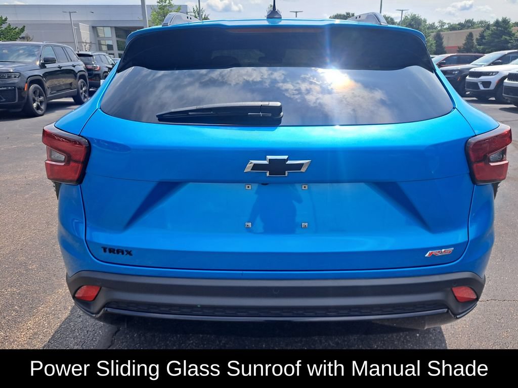 Used 2025 Chevrolet Trax RS w/ Sunroof Package FWD image 4