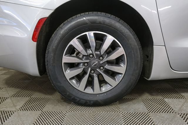 Used 2023 Chrysler Pacifica Touring-L FWD image 16