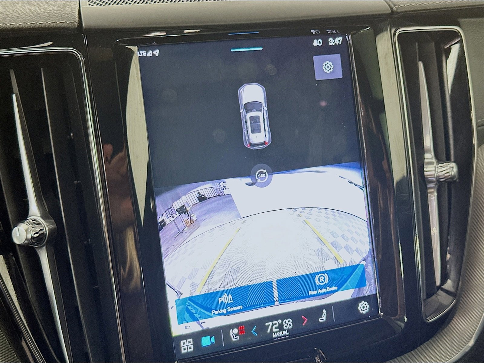 Used 2024 Volvo XC60 T8 Ultimate w/ Protection Package Premier image 14