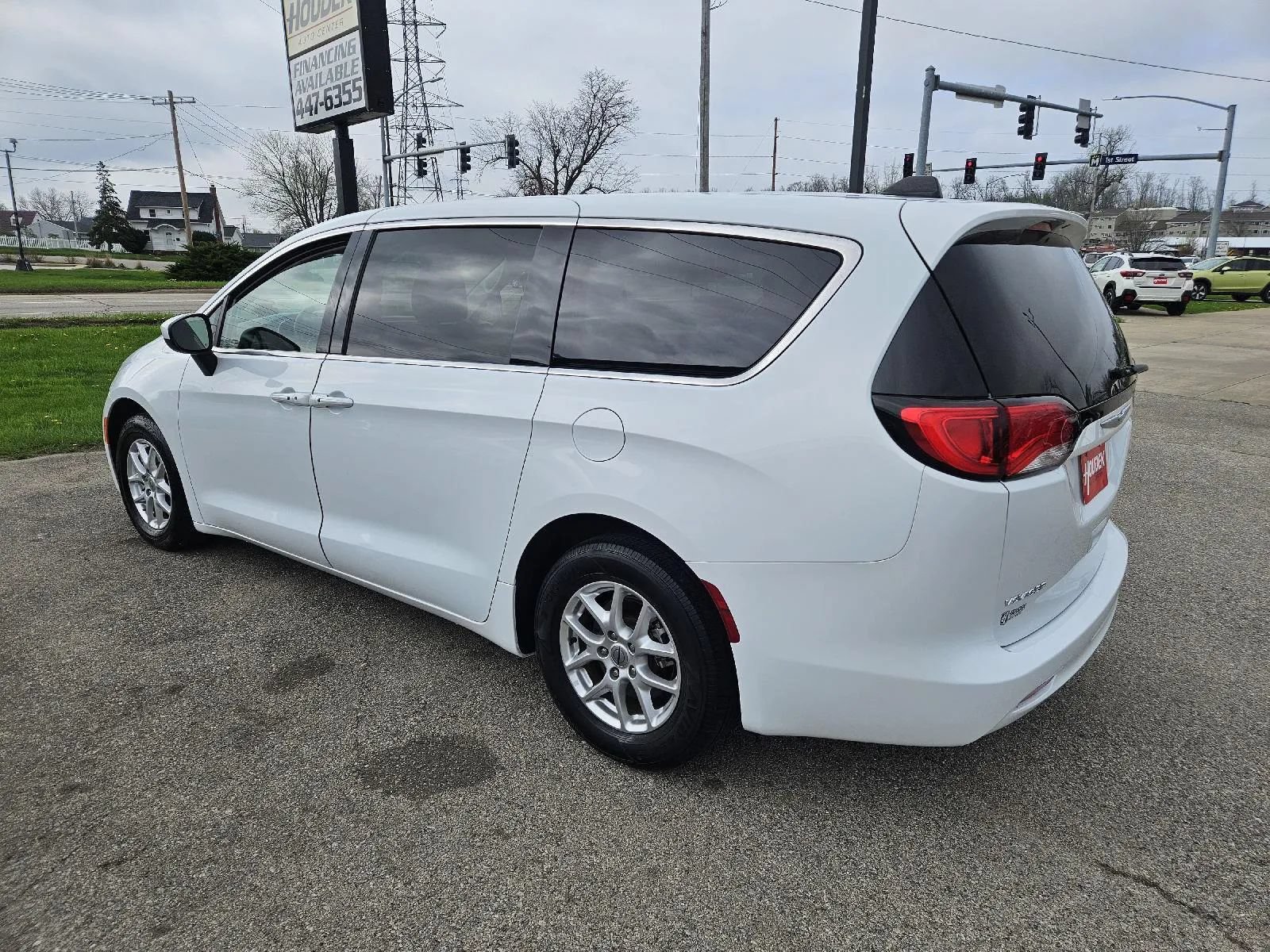 Used 2022 Chrysler Voyager LX FWD image 8