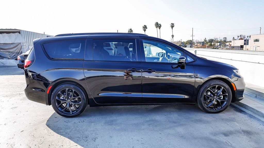 New 2026 Chrysler Pacifica Limited w/ S Appearance Package image 13