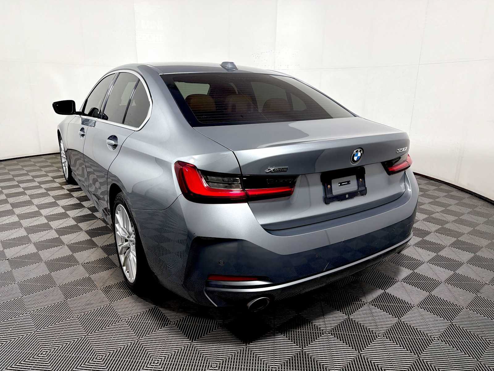 Used 2024 BMW 330i xDrive Sedan w/ Premium Package AWD/4WD image 5