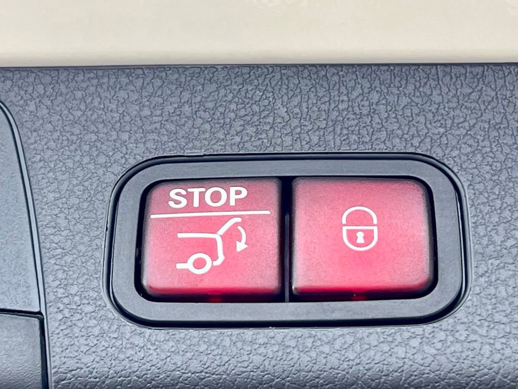 Certified 2025 Mercedes-Benz GLB 250 4MATIC image 32