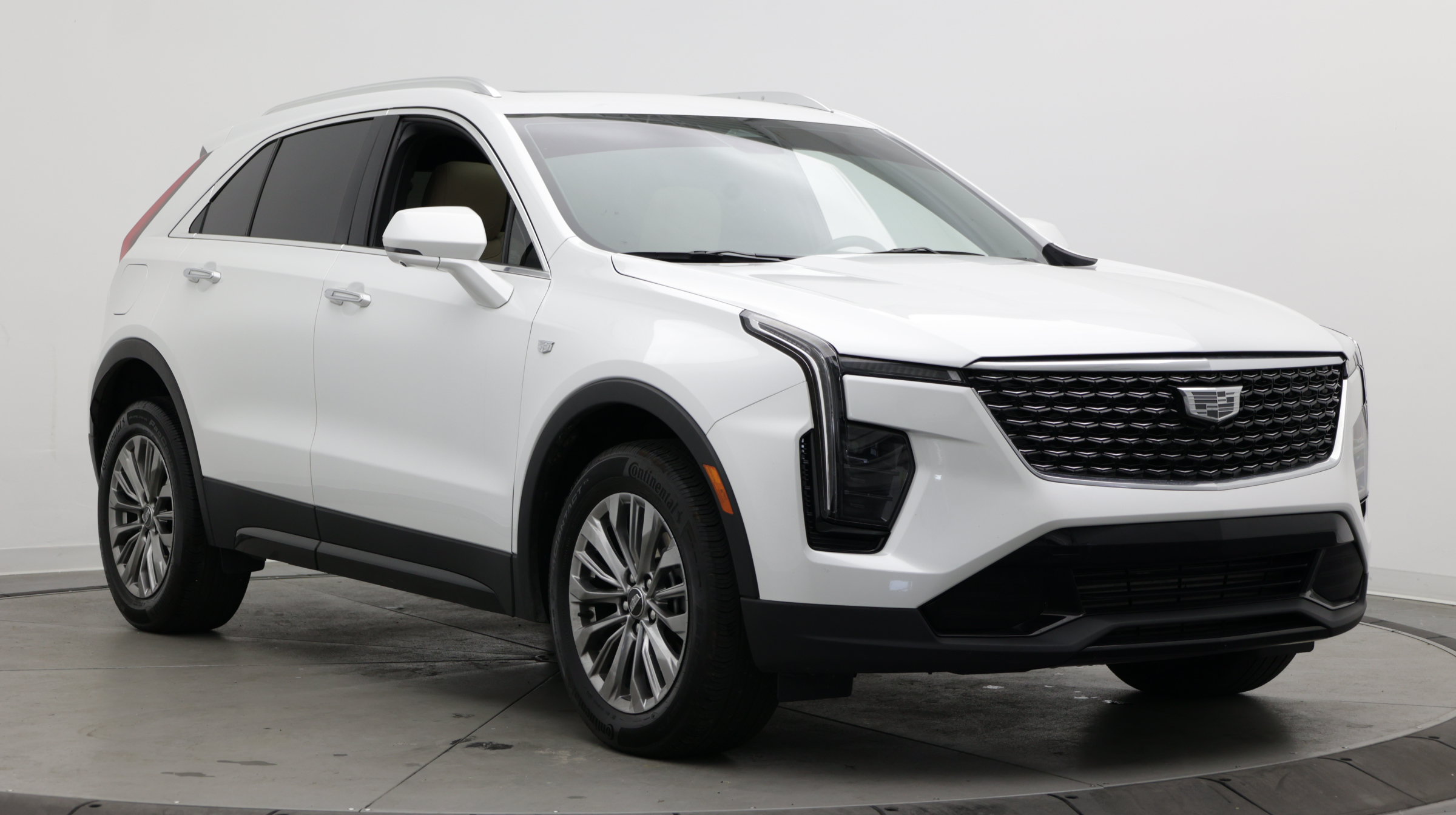Used 2025 Cadillac XT4 Premium Luxury w/ Cold Weather Package FWD image 3