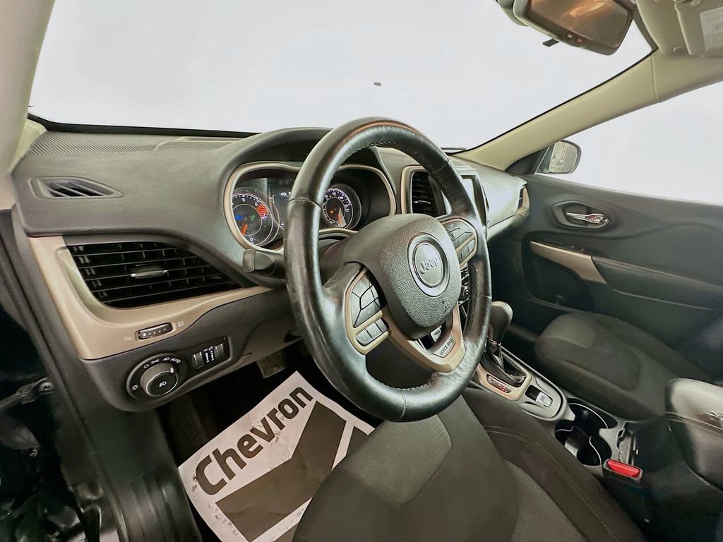 Used 2017 Jeep Cherokee Latitude w/ Cold Weather Group image 9