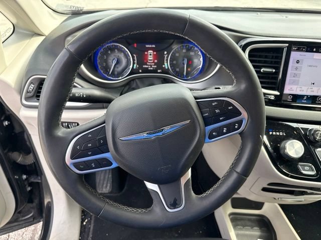 Used 2022 Chrysler Pacifica Touring-L FWD image 23