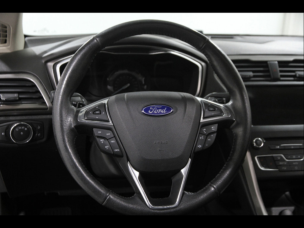 Used 2017 Ford Fusion SE w/ Fusion SE Technology Package FWD image 8