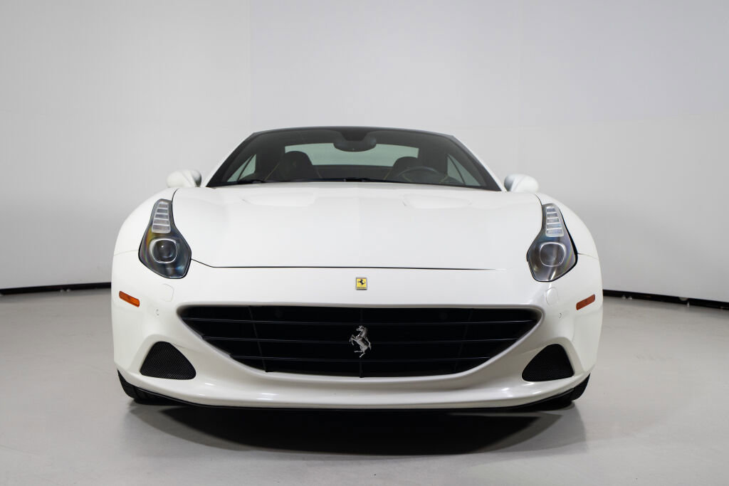 Used 2017 Ferrari California T RWD image 3