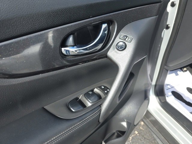 Used 2019 Nissan Rogue SV image 12