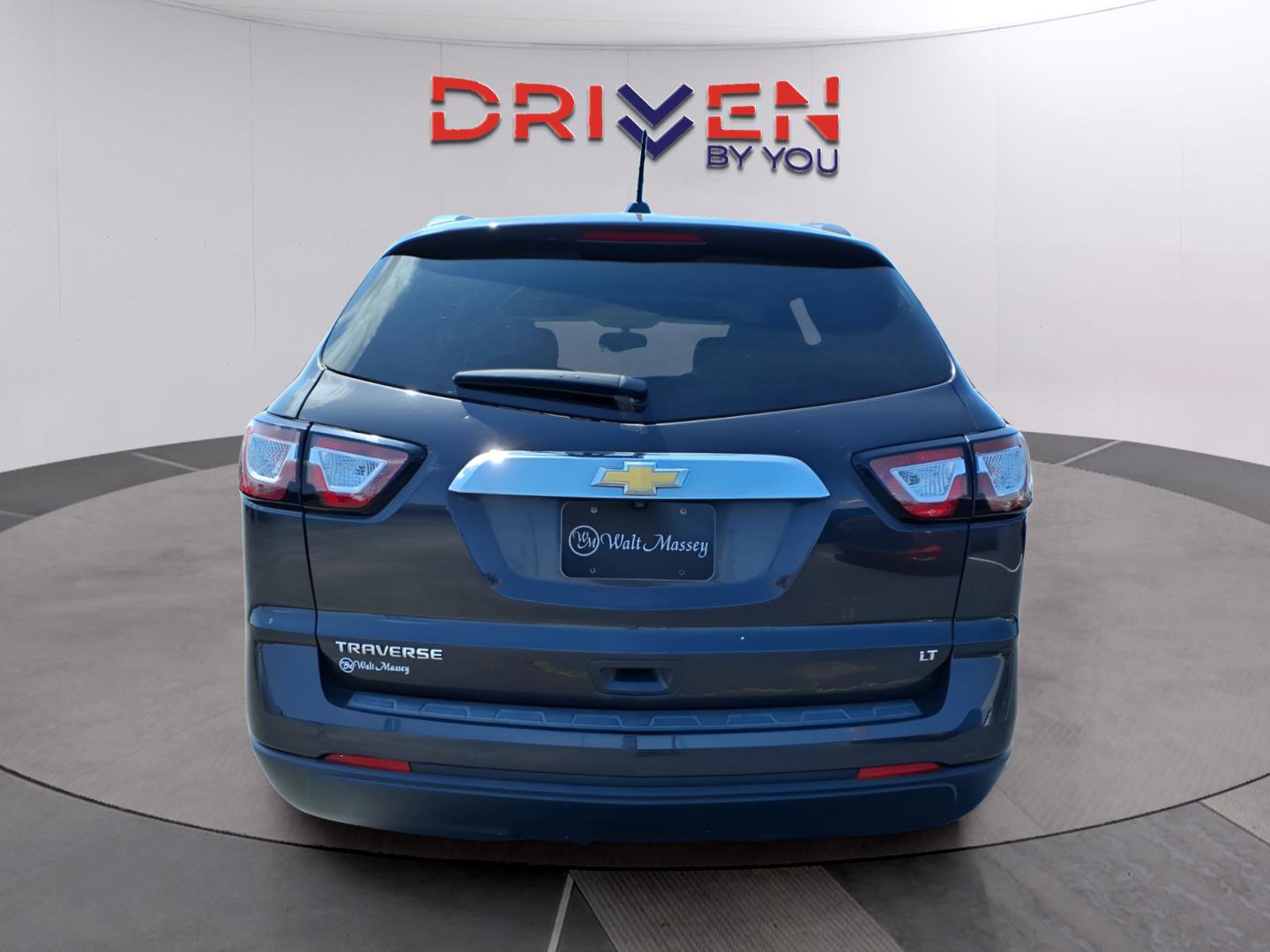 Used 2017 Chevrolet Traverse LT w/ Style and Technology Package FWD image 4