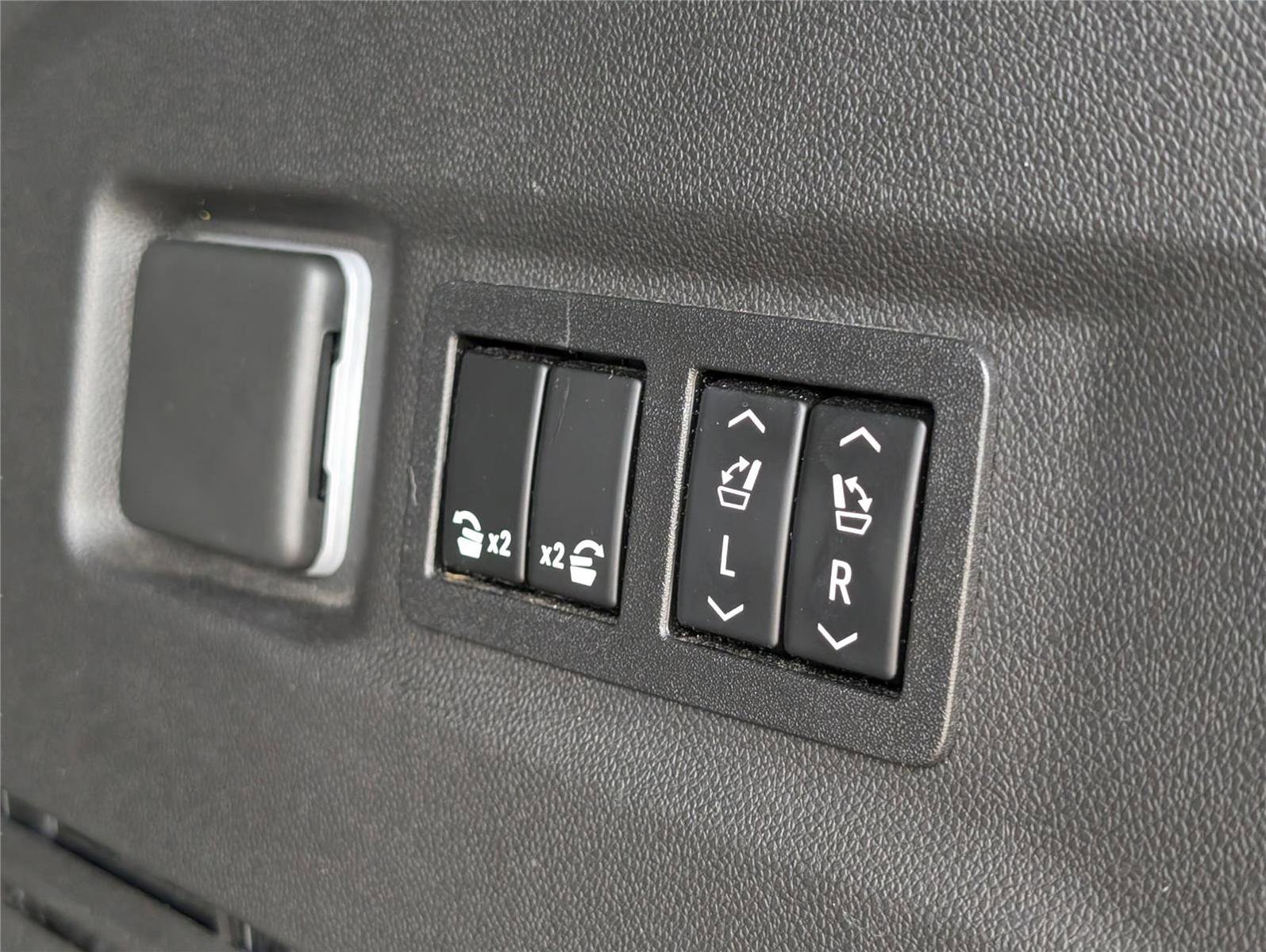 Used 2022 GMC Yukon SLT w/ SLT Premium Package image 37