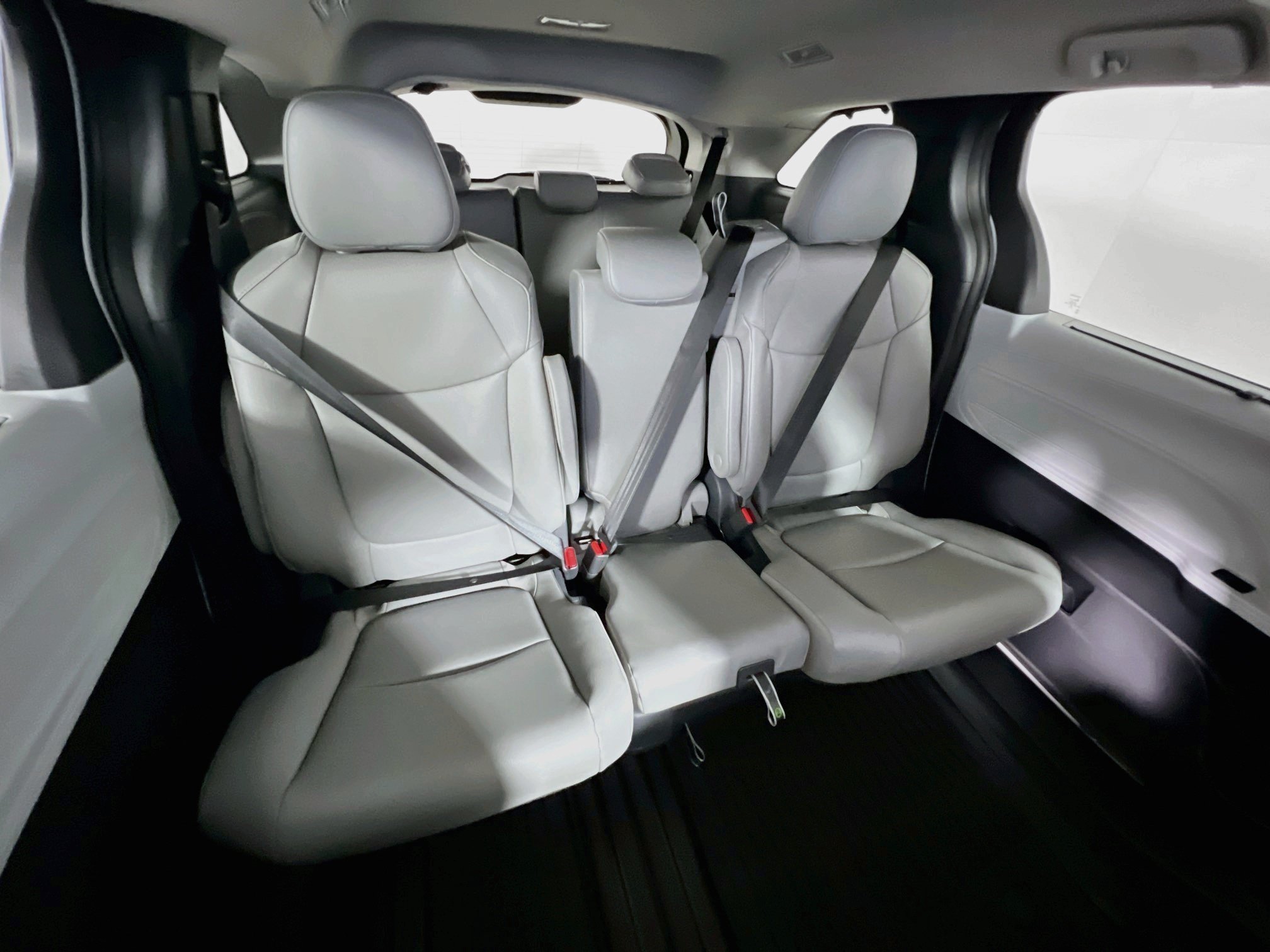 Used 2026 Toyota Sienna XLE FWD image 32