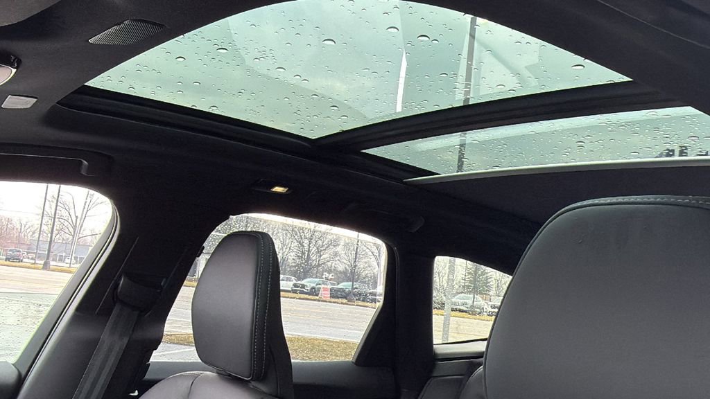 Certified 2024 Volvo XC60 B5 Ultimate w/ Climate Package image 22