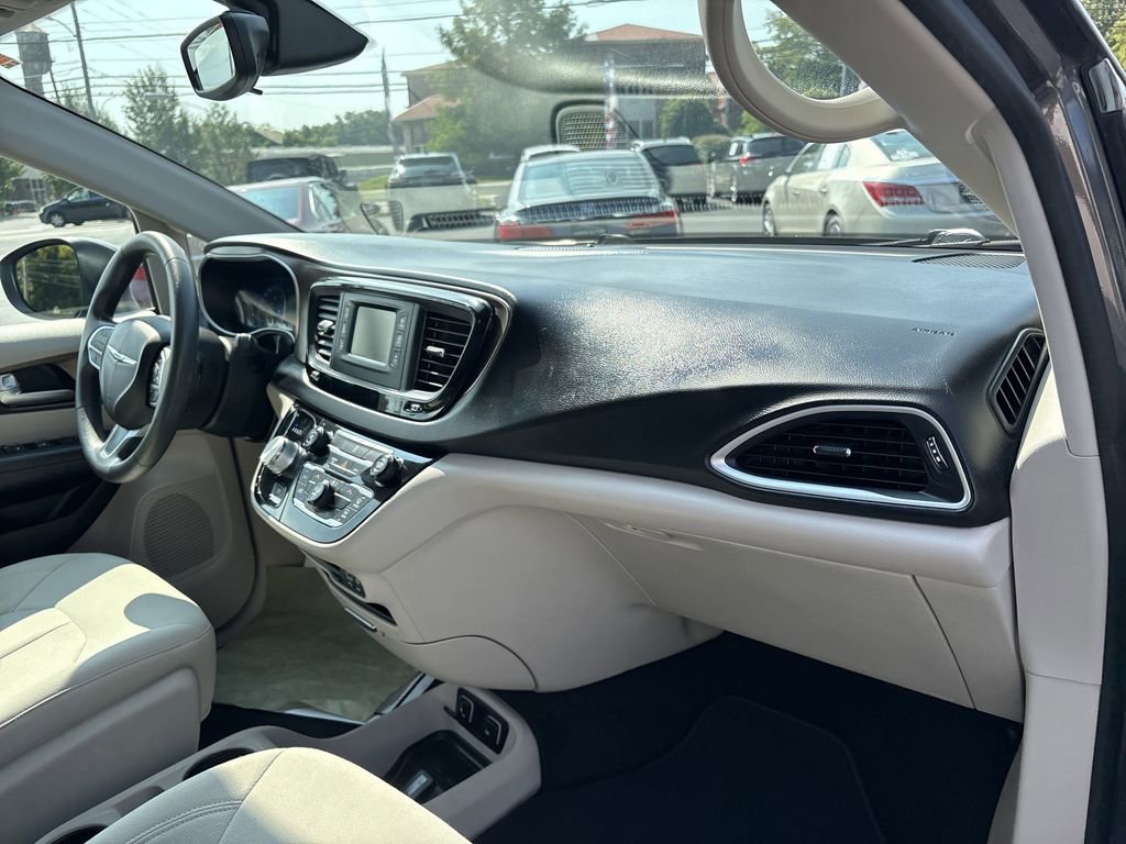 Used 2017 Chrysler Pacifica Touring image 29