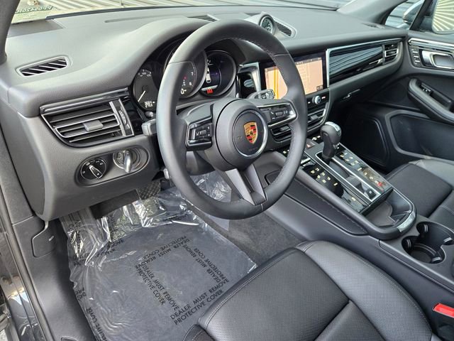 Used 2025 Porsche Macan image 4