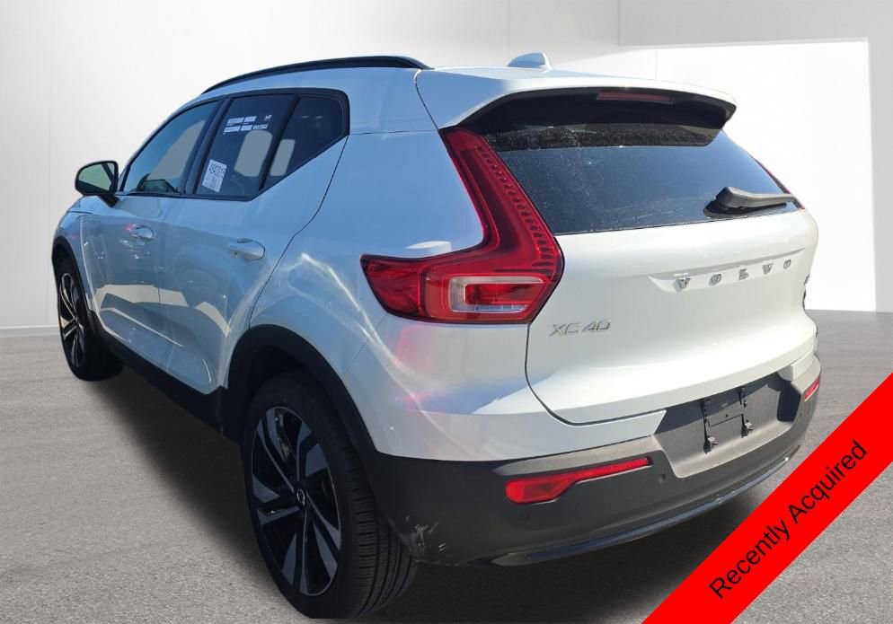 Used 2024 Volvo XC40 B5 Plus w/ Climate Package image 7