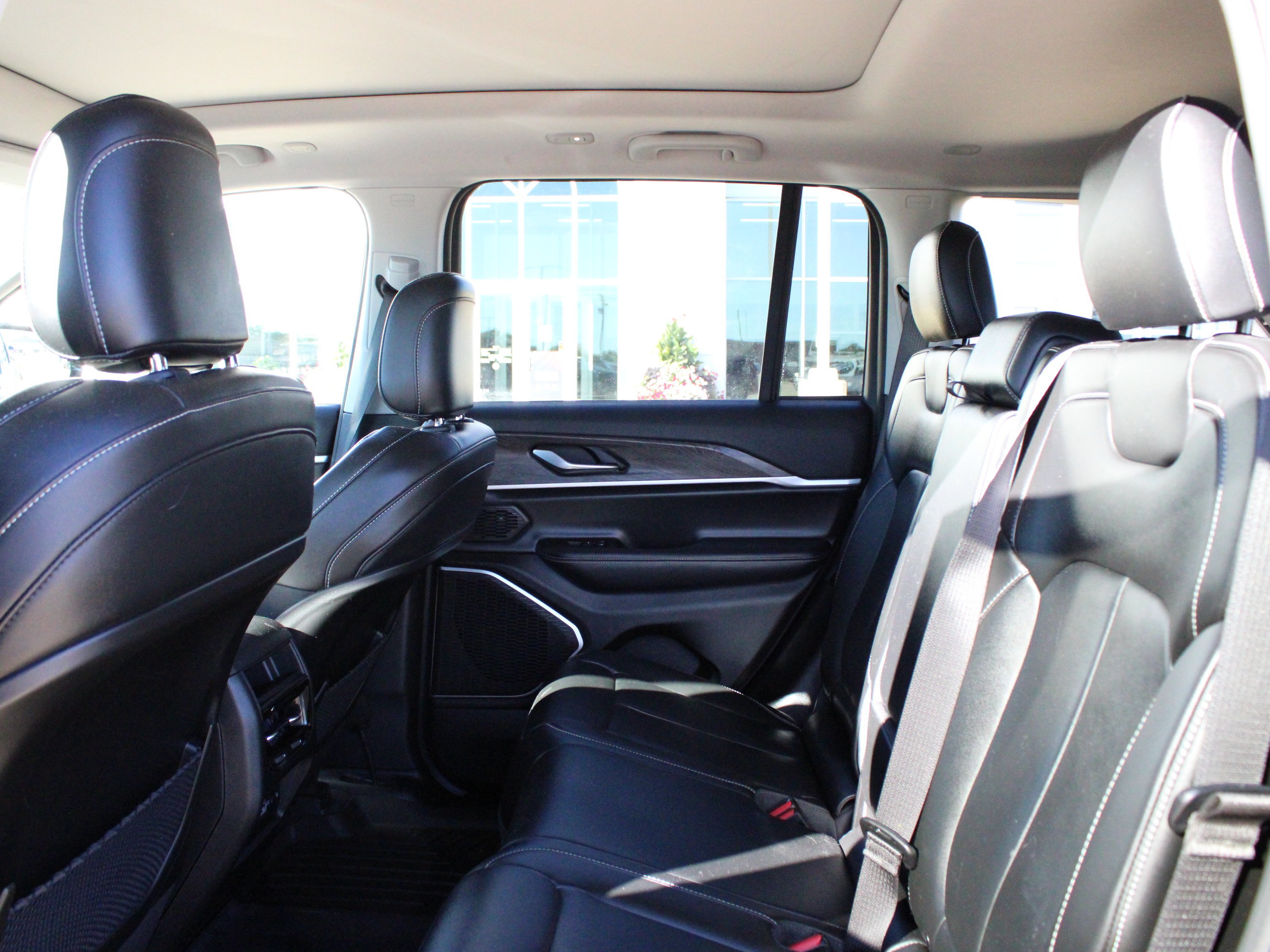 Used 2022 Jeep Grand Cherokee Limited AWD/4WD image 16