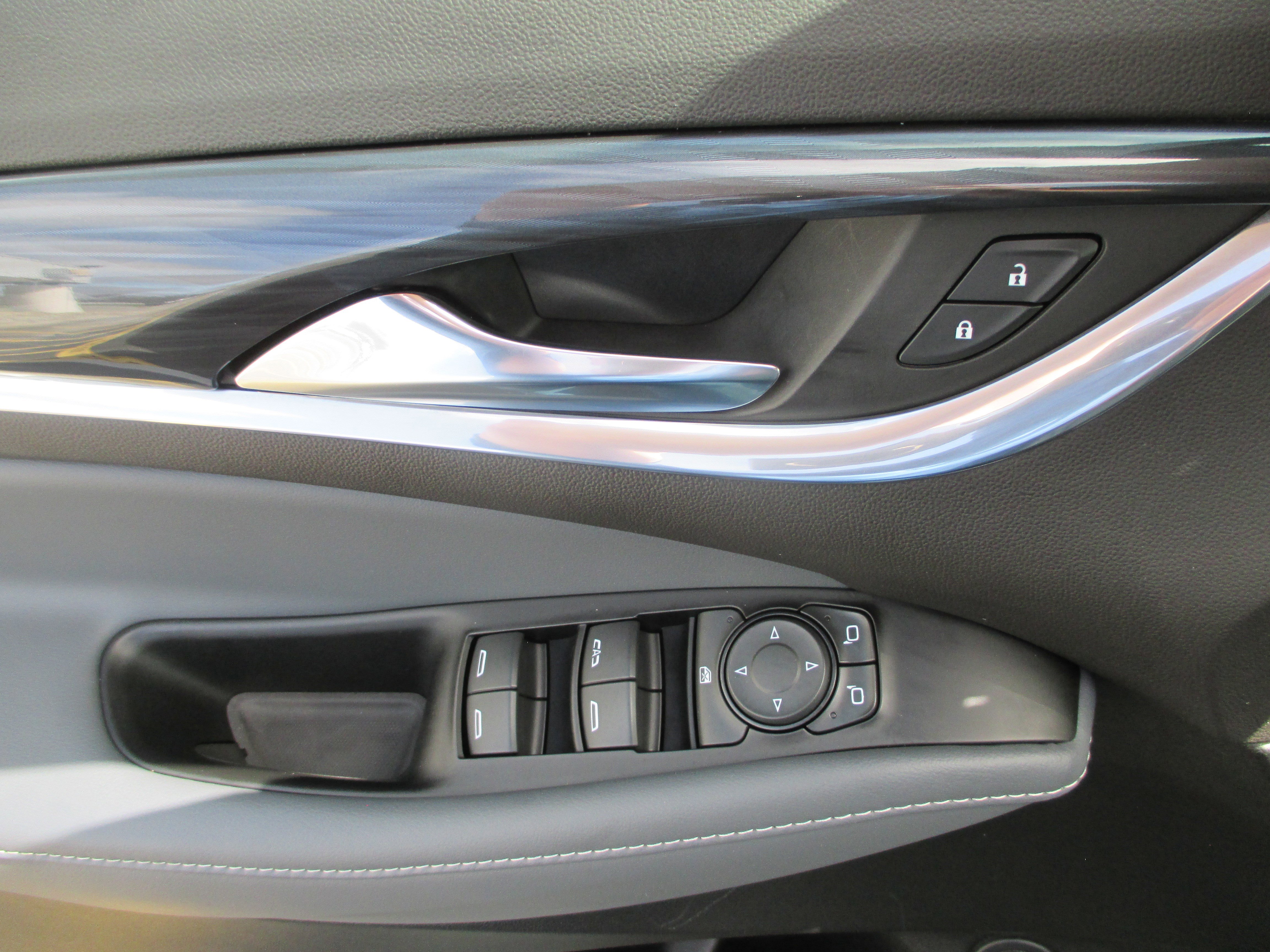 Used 2024 Buick Enclave Essence w/ Sport Touring Edition FWD image 13