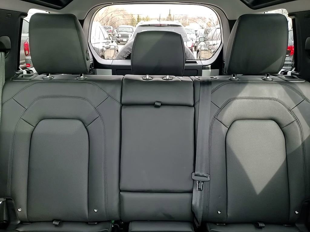 Used 2025 Land Rover Defender 110 S image 31