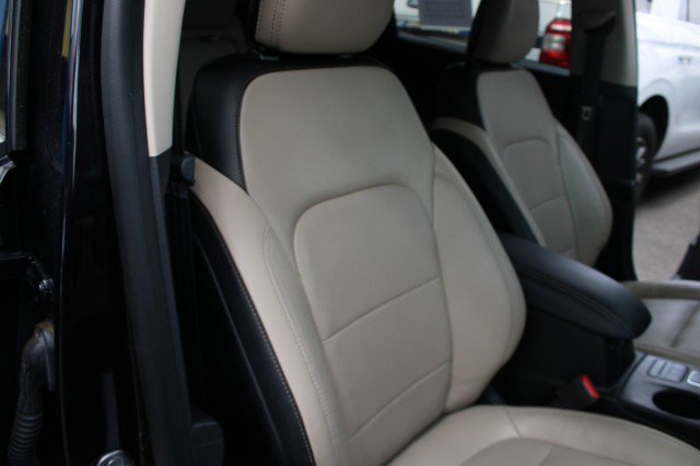 Used 2020 Ford Escape Titanium image 17