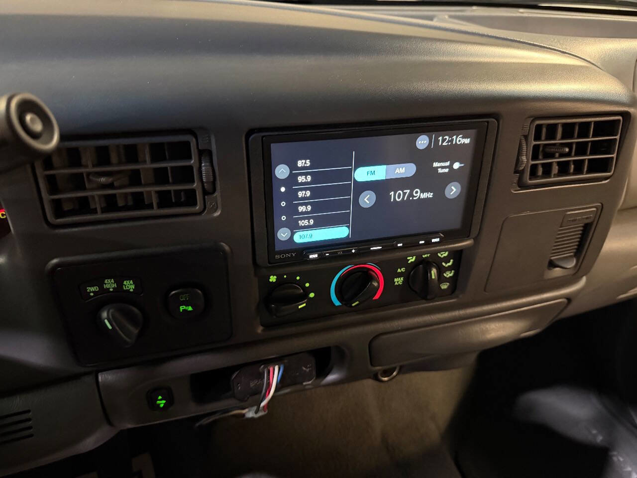 Used 2002 Ford F350 Lariat image 12