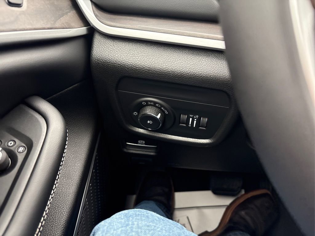 New 2026 Jeep Grand Cherokee L Limited w/ Limited Altitude Package image 15