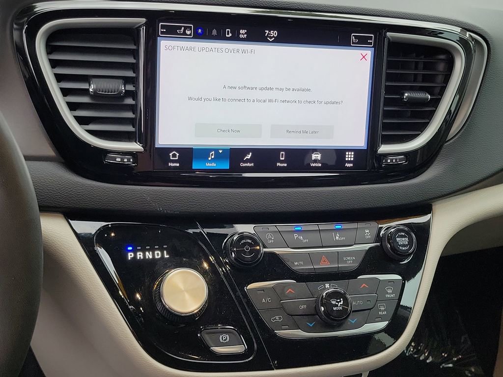 Used 2023 Chrysler Pacifica Touring-L image 8